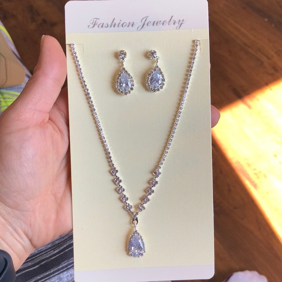 🎁4 for $50🎁 minimalist Rhinestone necklace and earrings set - Picture 4 of 5